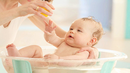 给新生儿洗澡 每天一次为宜